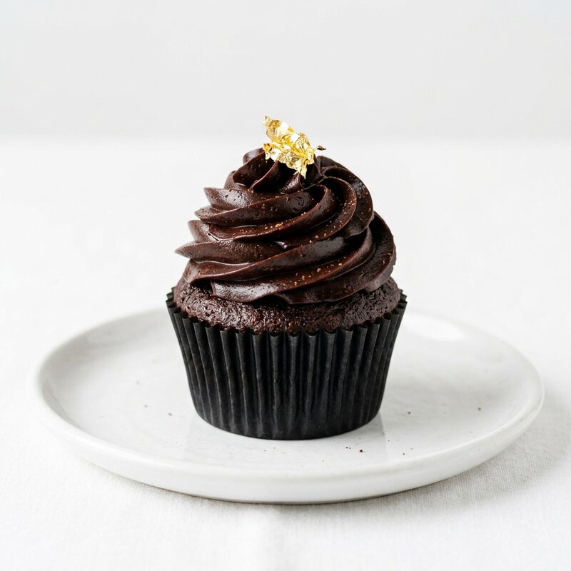 Cupcake double chocolat 70 %, glaçage ganache et feuille d'or